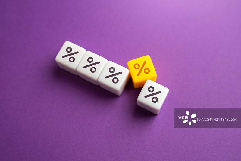 紫色背景上的文字俯视图图片素材