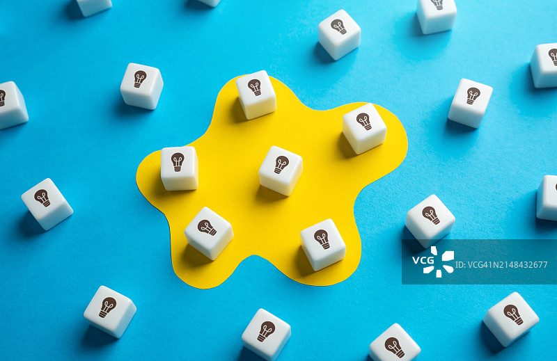 蓝色背景上的骰子高角度视图图片素材