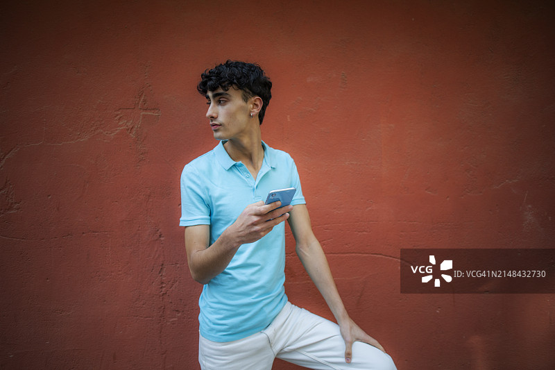 男人在户外使用手机图片素材