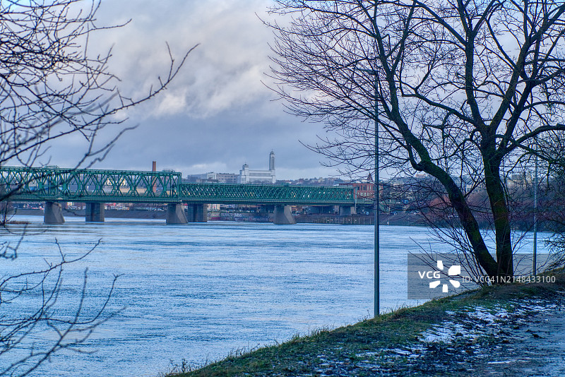 河对天空的美景图片素材