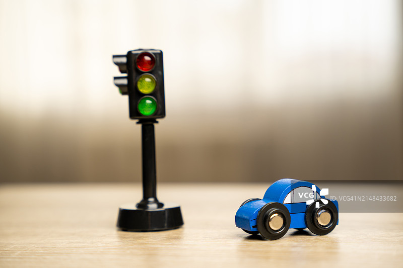桌子上玩具车的特写图片素材