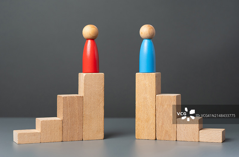 灰色背景下的木制玩具积木特写图片素材