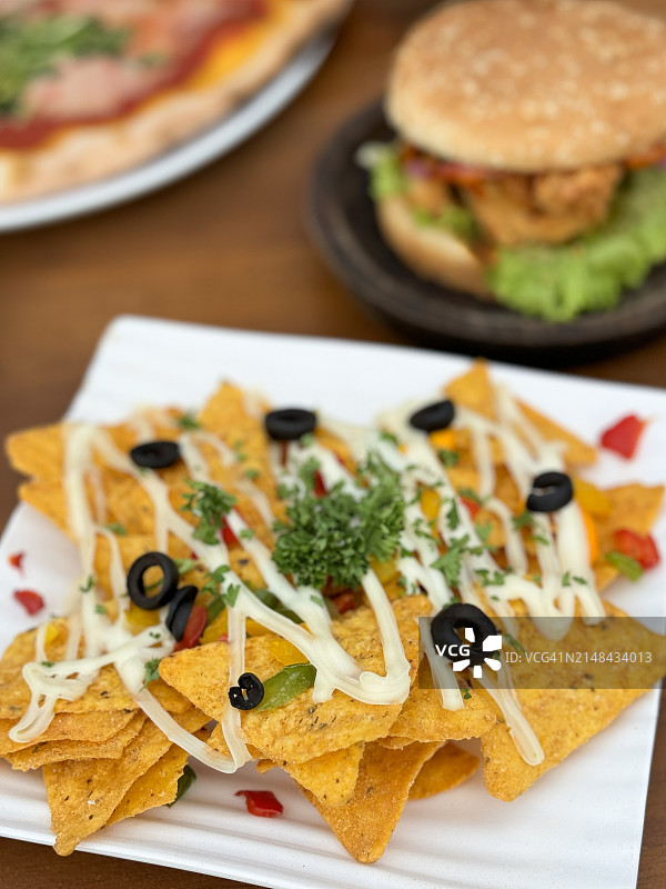 浇满橄榄和蛋黄酱的玉米片特写图片素材