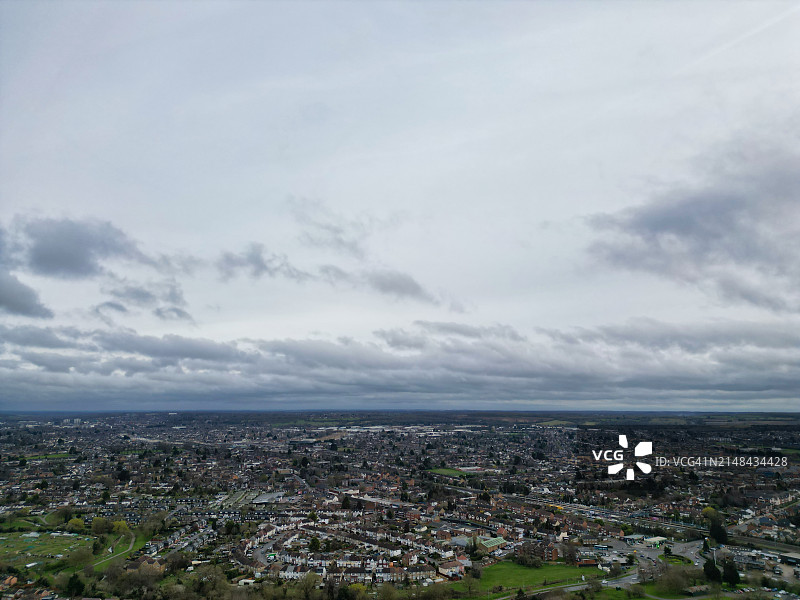 高角度的城市景观对着天空图片素材