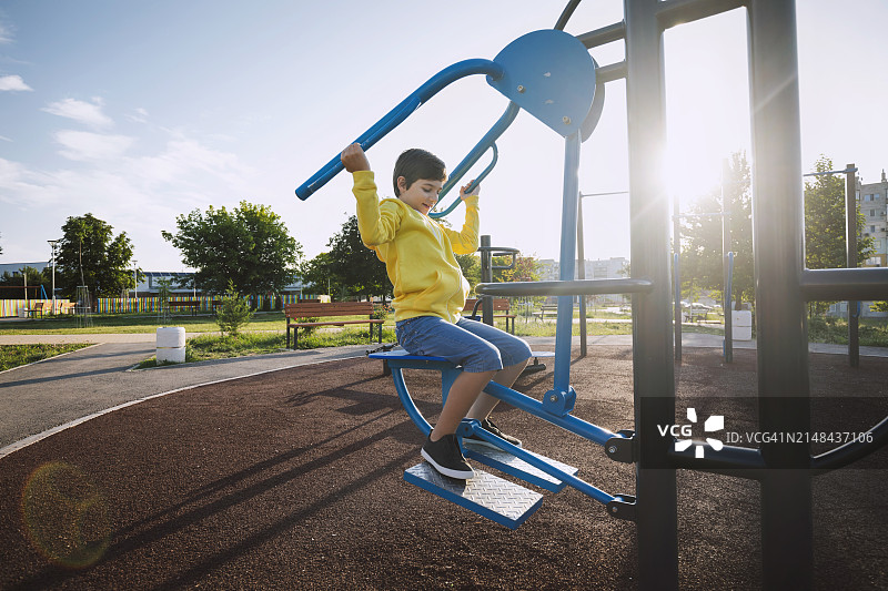 快乐的男孩在早上锻炼图片素材