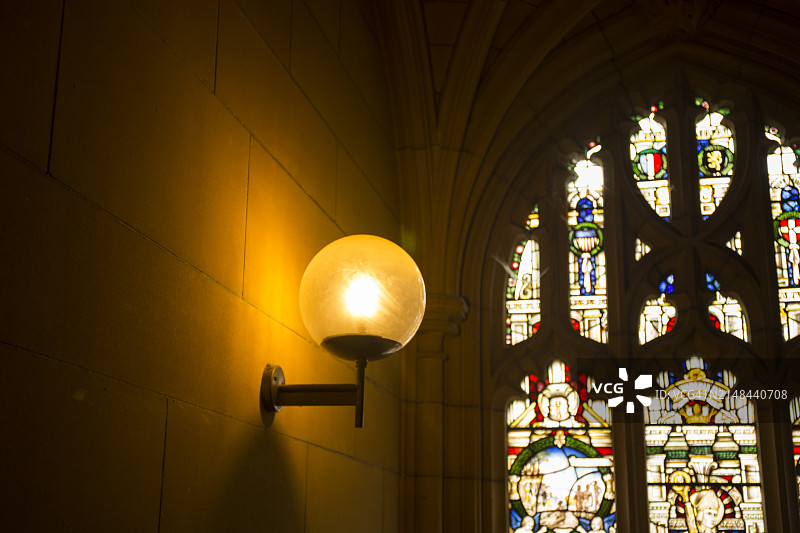 复古风格：教堂墙壁上悬挂的灯泡，窗户背景图片素材