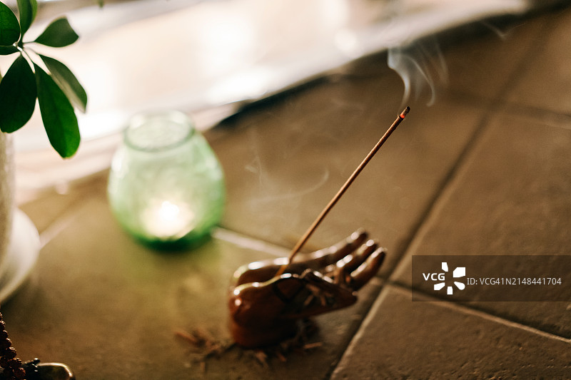 香，有香味的燃烧棒，蜡烛，神秘精神聚会的仪式属性图片素材