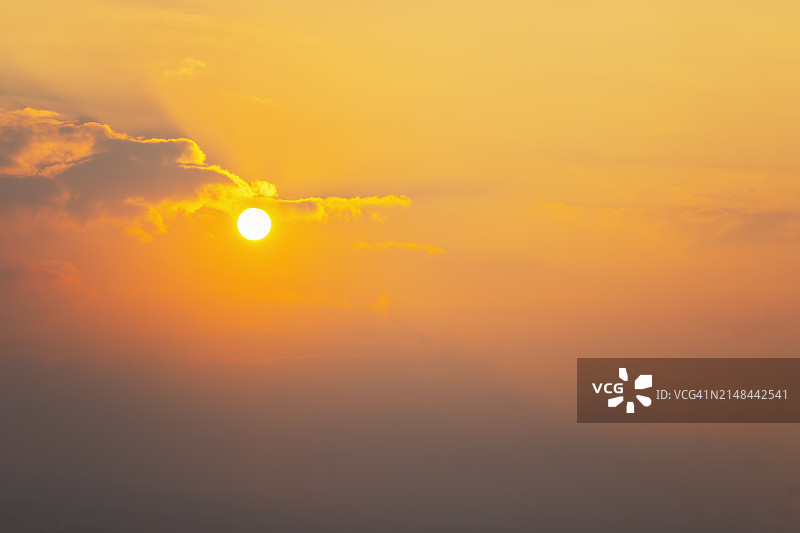 哥斯达黎加日出时温暖的天空和明亮的阳光图片素材