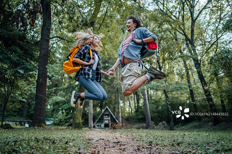 情侣在户外享受欢乐时光图片素材