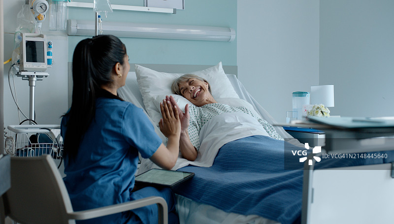 护士、医院和卧床病人击掌，以激励、取得好结果和手术成功。医疗保健，老年妇女和人们庆祝康复，支持和医疗反馈图片素材