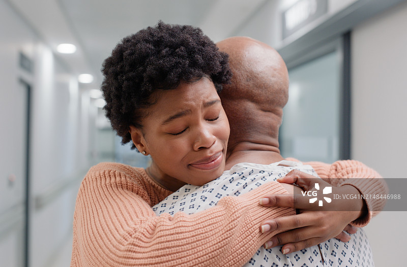 医院里，女子拥抱患癌男子，给予化疗支持与关爱图片素材