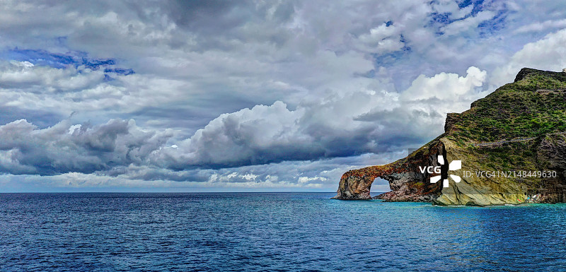 佩尔恰托角的天然岩石拱门图片素材