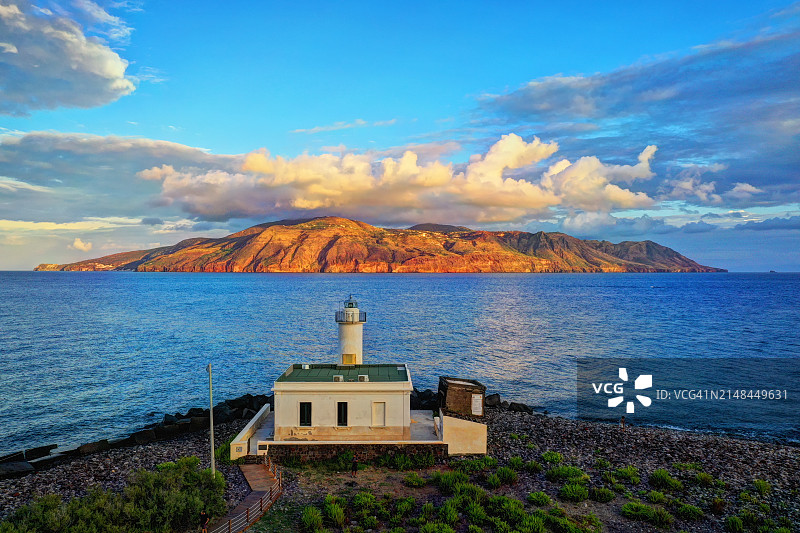 萨利纳蓬塔林瓜灯塔与利帕里岛图片素材