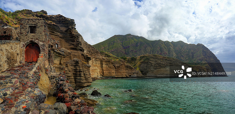 萨利纳岛波拉拉村附近的“蓬塔佩尔恰托”的旧船棚图片素材