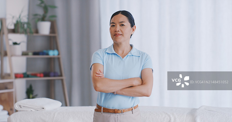 理疗师诊所肖像：自信的日本女性图片素材