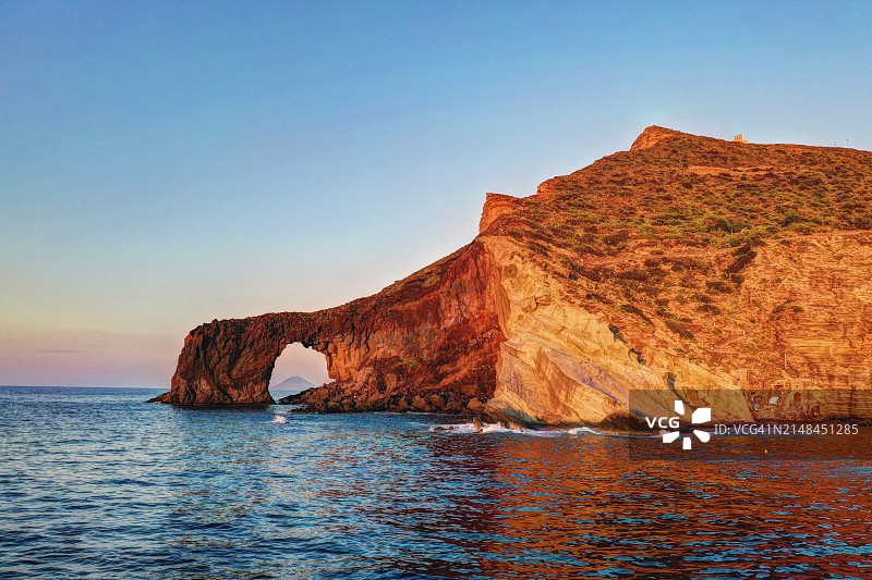 萨利纳岛蓬塔佩尔恰托的天然拱门图片素材