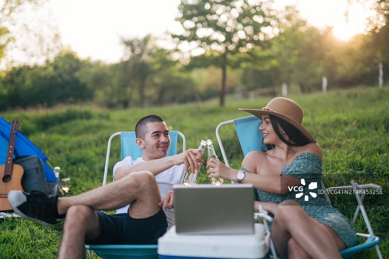 在野外独自露营的年轻男人和女孩图片素材
