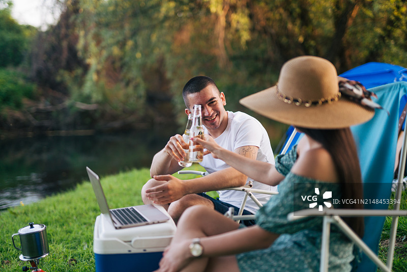 在野外独自露营的年轻男人和女孩图片素材