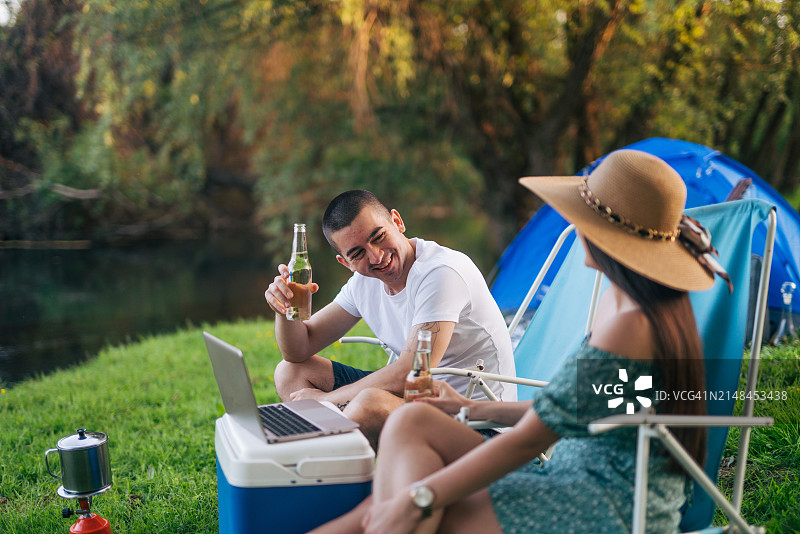在野外独自露营的年轻男人和女孩图片素材