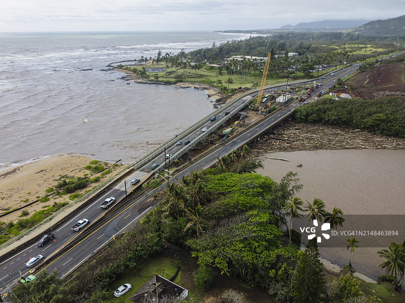 怀卢阿河洪水碎片堆积桥边图片素材