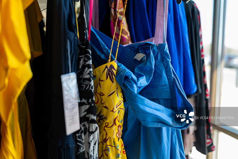 零售店中的连衣裙架图片素材