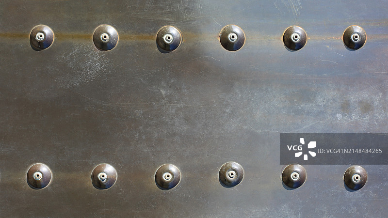 带铆钉的金属表面图片素材