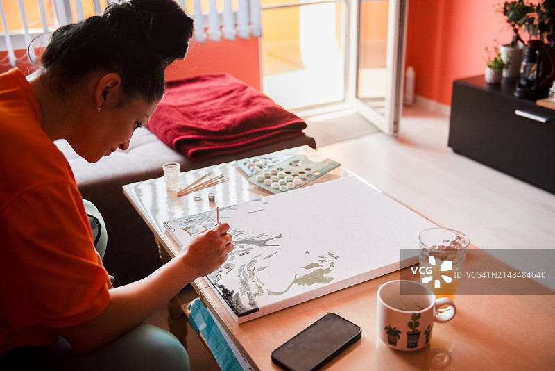 年轻女子在家画画图片素材