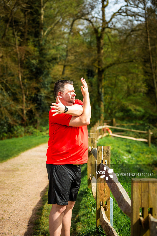 中年男人跑步前伸展手臂肌肉图片素材