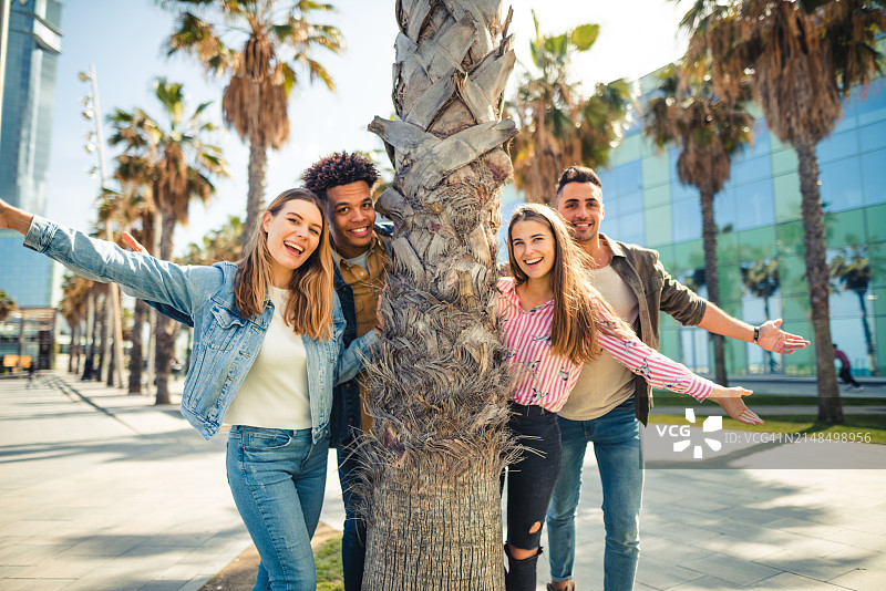 在城市里玩乐图片素材