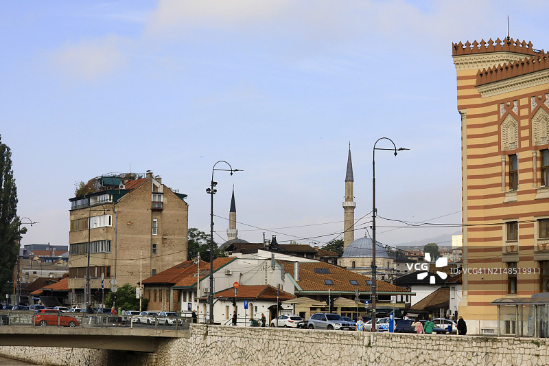 从米利亚茨河看到的萨拉热窝城市天际线图片素材