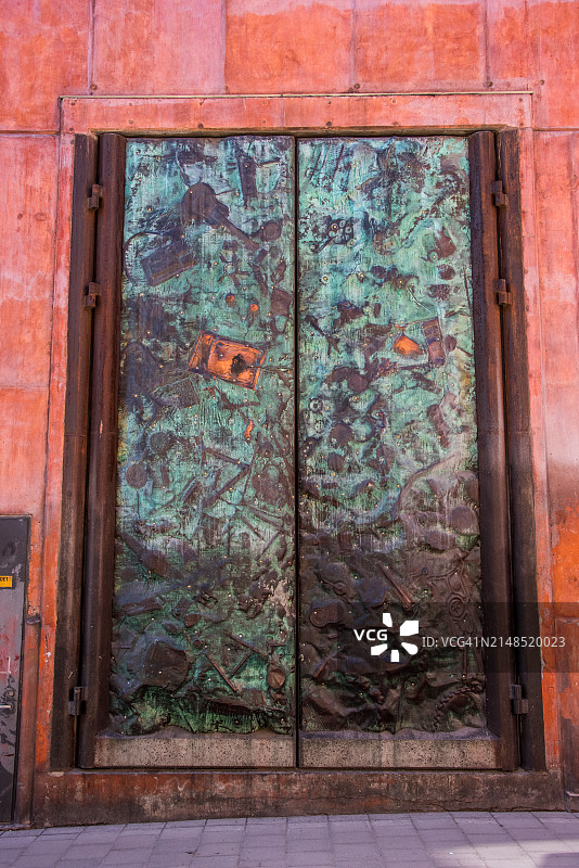 斯德哥尔摩卡塔琳娜变电站的覆铜门图片素材