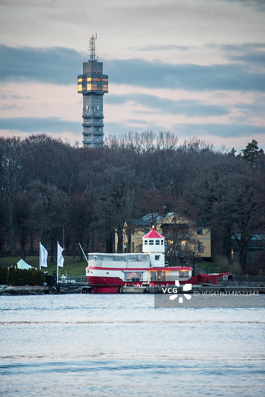 斯德哥尔摩卡克内斯特塔广播塔旁的灯船图片素材