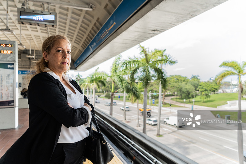 中年女商人在车站等火车图片素材