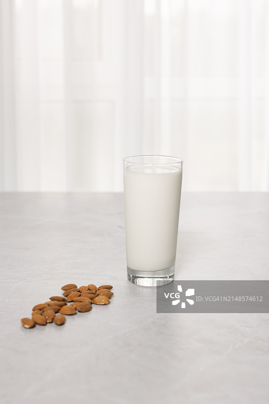 灰色背景下的牛奶杯图片素材