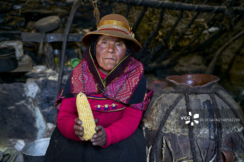 教授饮品chicha主要成分的克丘亚族佩鲁妇女图片素材