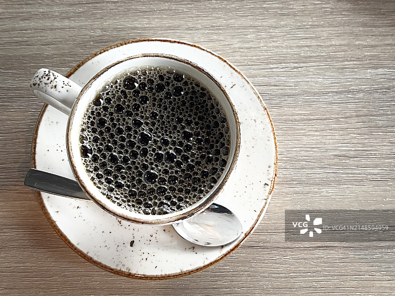 新鲜现煮的含气泡黑咖啡图片素材