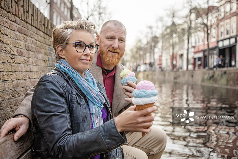 阳光明媚的春天，一对老夫妇在代尔夫特户外享受冰淇淋，有益身心健康图片素材