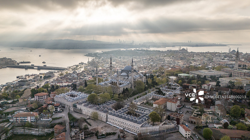 土耳其伊斯坦布尔苏莱曼尼耶清真寺日出及博斯普鲁斯海峡鸟瞰图图片素材