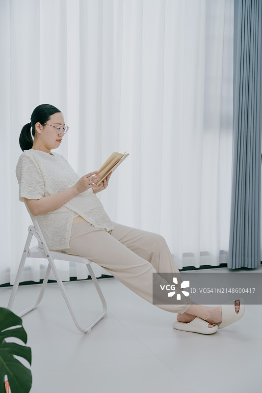 亚洲孕妇居家照片图片素材