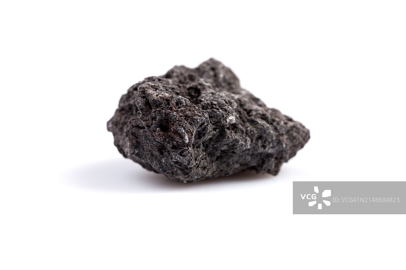 白色背景上的火山黑色熔岩石图片素材