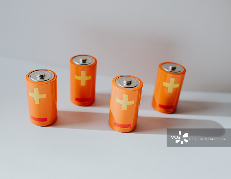 白色背景上的4节D号橙色电池图片素材