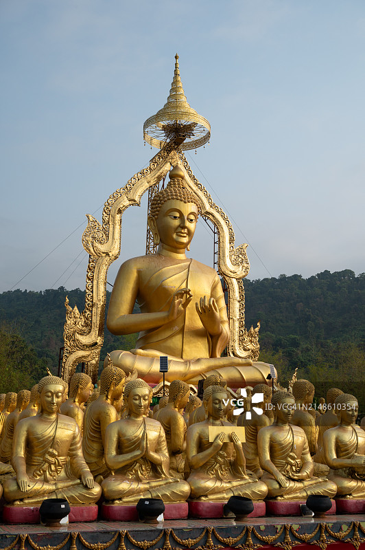 泰国那空那育府玛卡布查纪念公园金色佛像群图片素材