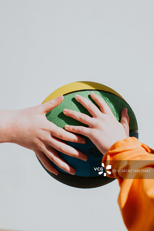 一个孩子把篮球传给另一个孩子图片素材