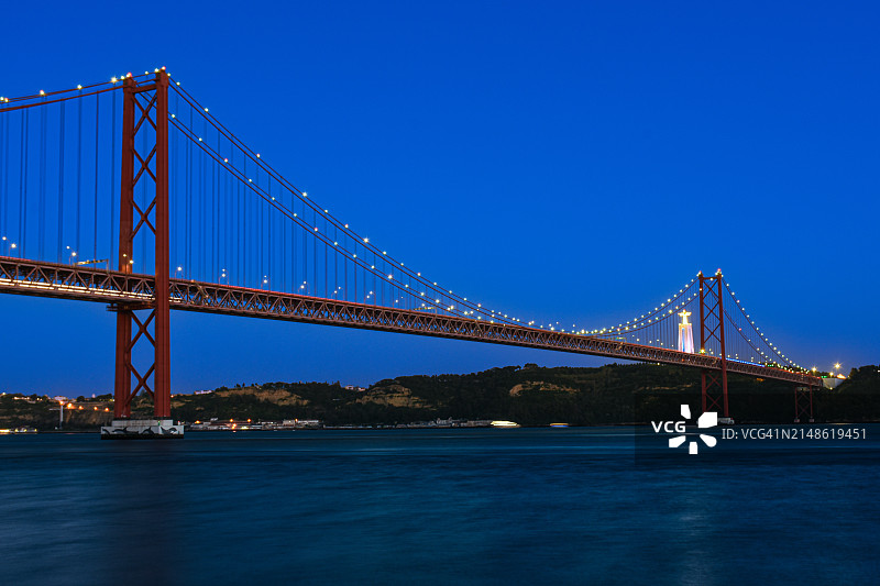 葡萄牙里斯本4月25日大桥和救世基督像图片素材