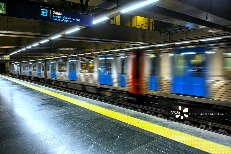 葡萄牙里斯本地铁站内，一列略显模糊的彩色地铁列车图片素材