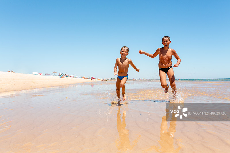 兄妹在暑假一起追逐玩耍图片素材