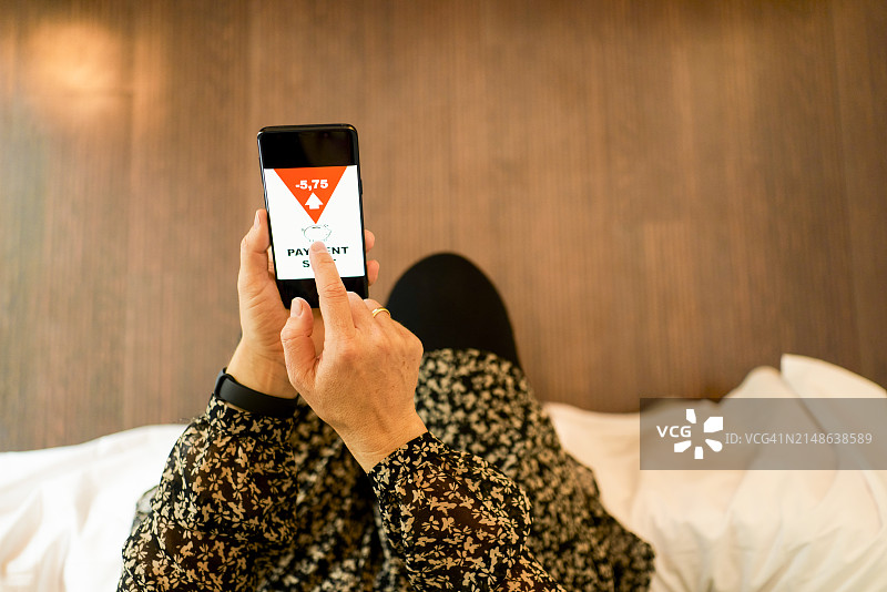 女子用手机App支付的俯视角度照片，科技概念图片素材