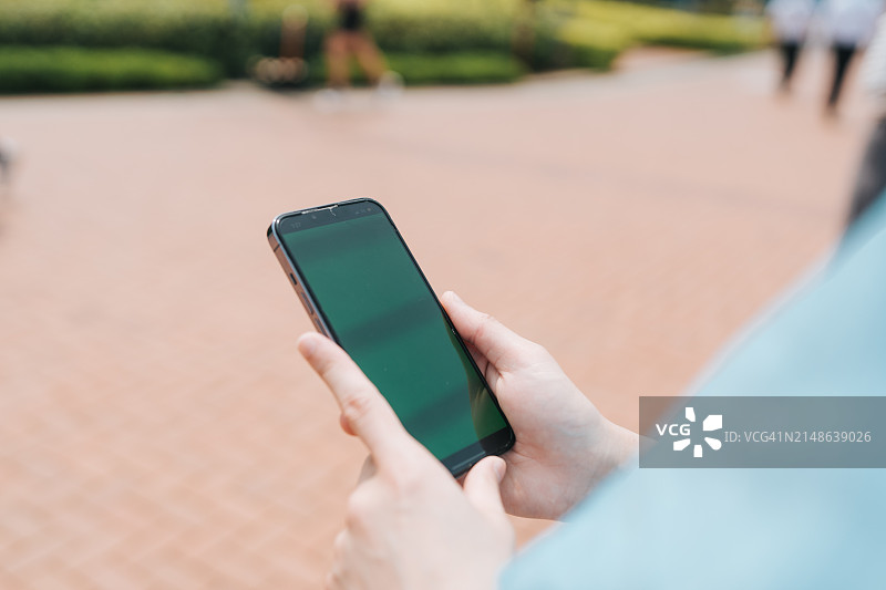 手持智能手机特写图片素材