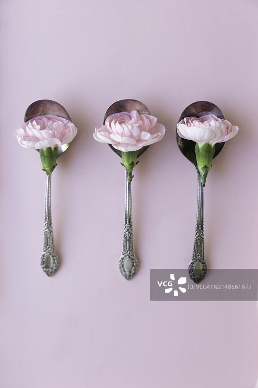 三把华丽的旧银勺图片素材