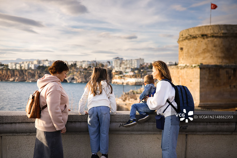 在安塔利亚的家庭时光：祖母、母亲和孩子们的历史之旅图片素材
